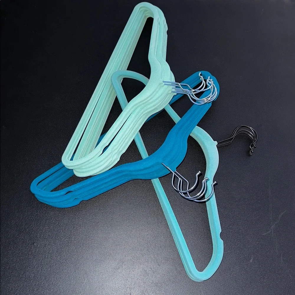 Velvet hangers heavy duty set of 16 counts, used-great condition.